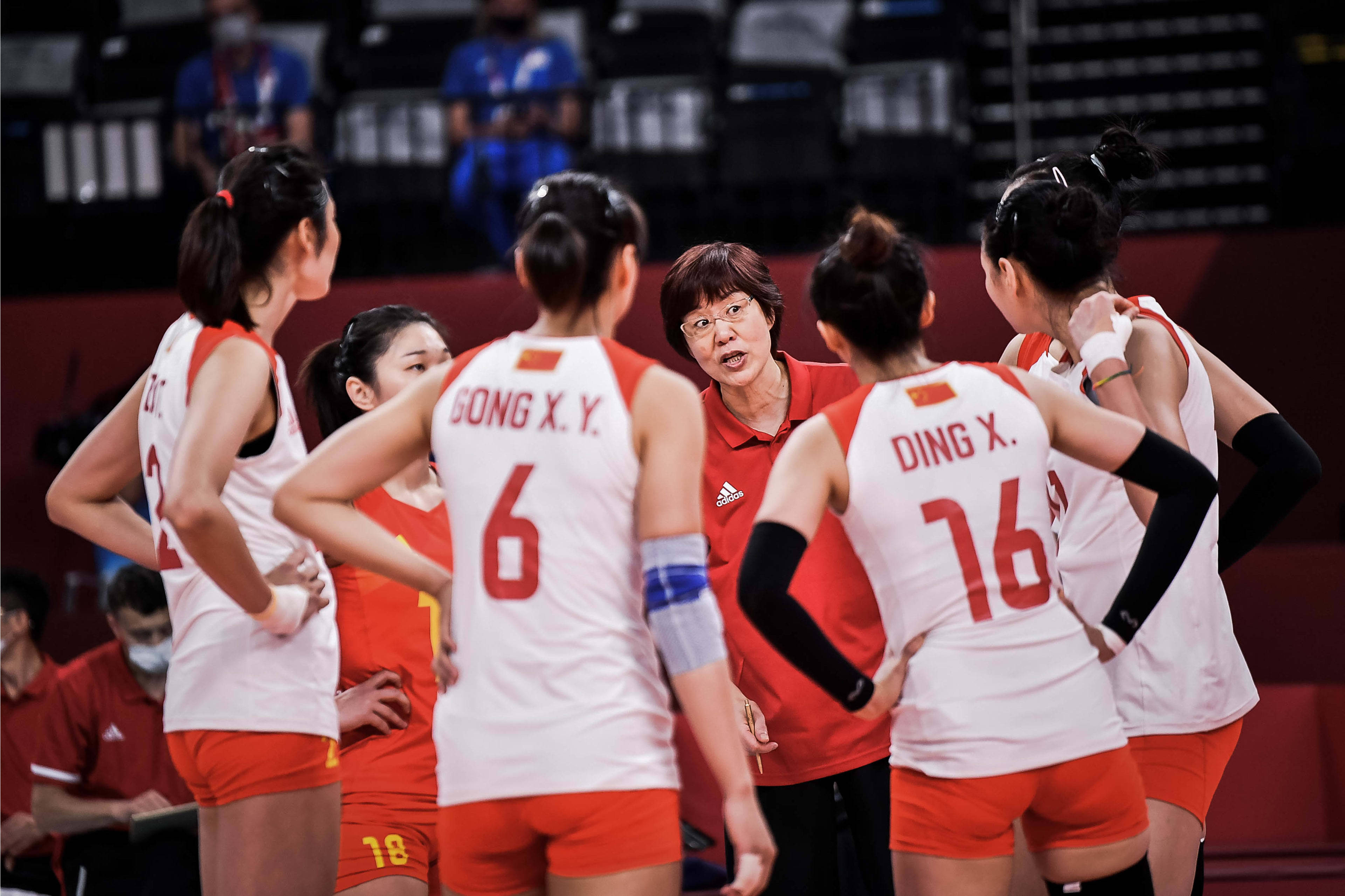 中国女排强势横扫约基奇晋级半决赛，状态火热！