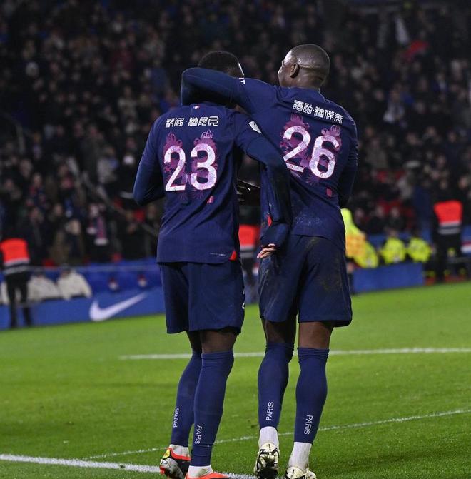 关于巴黎圣日耳曼主场大捷，球员赛后激动庆祝胜利，如此一下这么标准.的信息