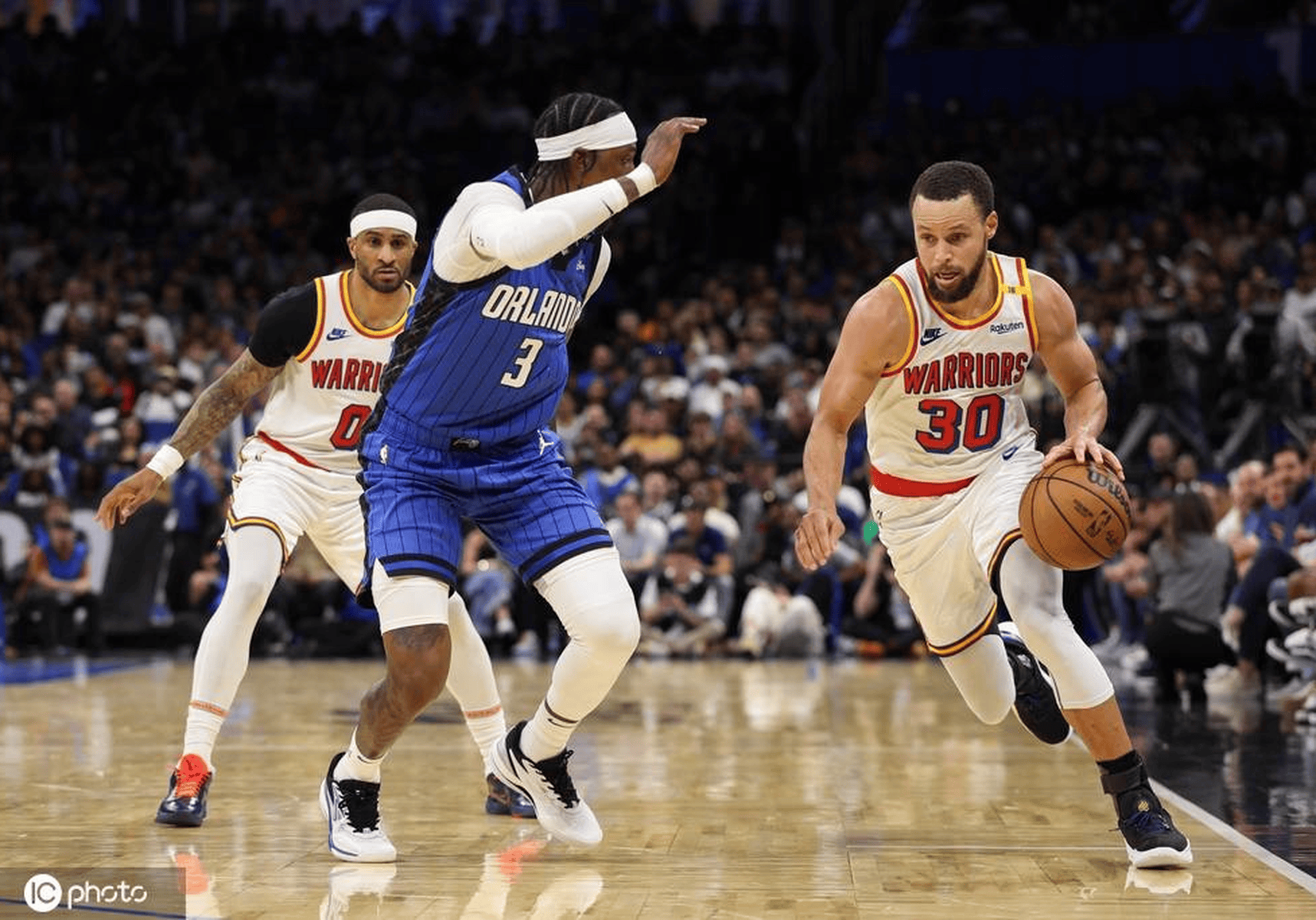 jinnianhui官方网站-库里在篮网比赛中锐不可当，大比分获胜引发热议！