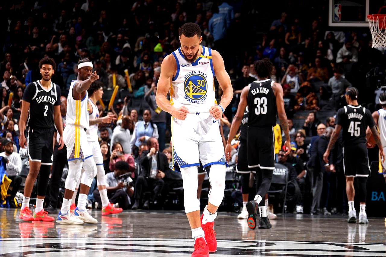 库里在篮网比赛中锐不可当,大比分获胜引发热议! 库里在篮网比赛中锐不可当,大比分获胜引发热议!