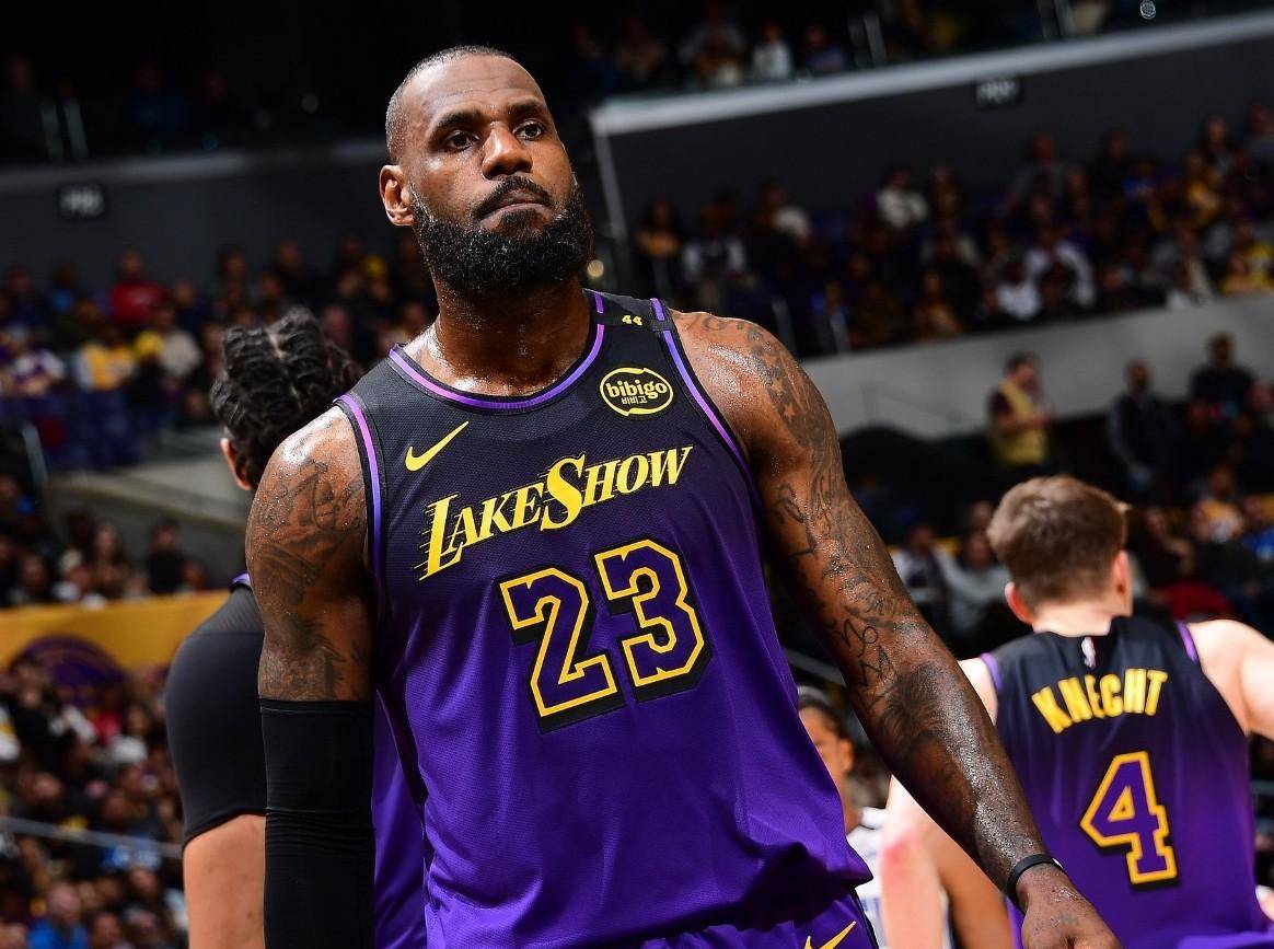 金年会-詹姆斯遭遇五持续失利，西班牙队教练压力巨大！